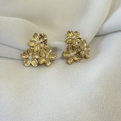 Brincos&#x20;flowers&#x20;com&#x20;p&#x00E9;rolas