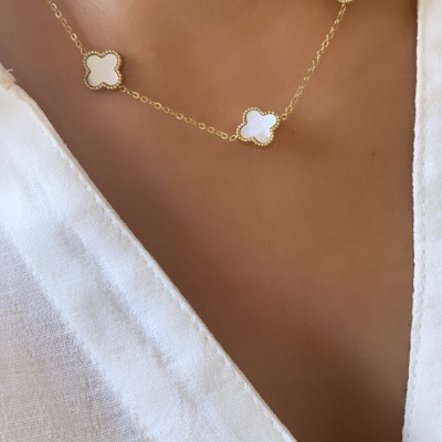 Colar delicado dourado com três pendentes em forma de trevo em madrepérola