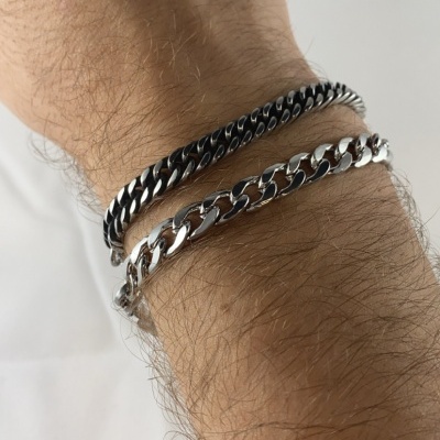 Duas pulseiras de corrente em pulso sobre fundo branco