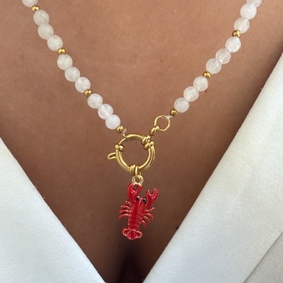 Colar de contas brancas e douradas com pendente de lagosta vermelha