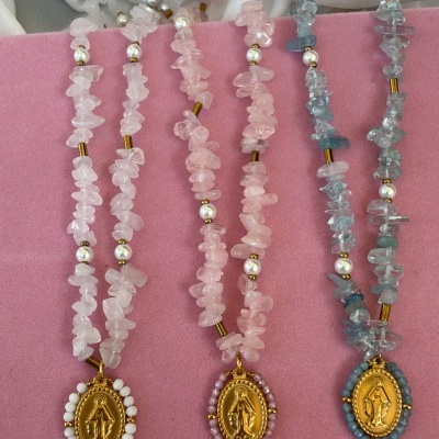 Colar&#x20;pedrinhas&#x20;nossa&#x20;senhora&#x20;azul&#x2F;rosa&#x2F;branco