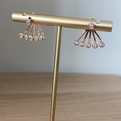 Brincos dourados com pedras transparentes em suporte metálico dourado