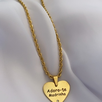 Colar dourado com pendente em forma de coração e inscrição 'Adoro-te Madrinha'