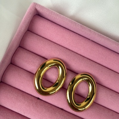 Par de brincos ovais dourados em caixa rosa de veludo