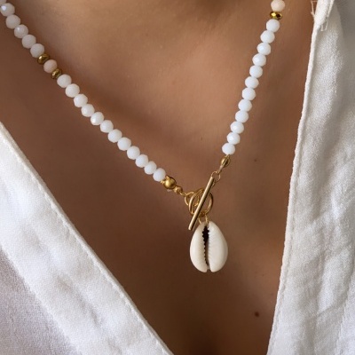 Colar de contas brancas e douradas com concha natural pendurada