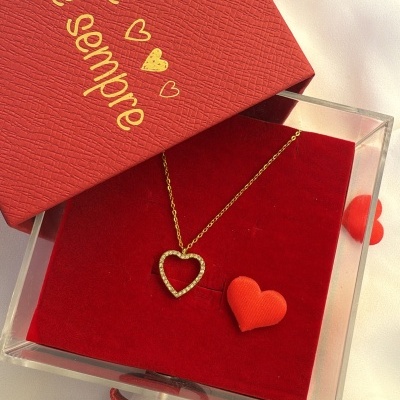 Colar com pingente de coração em caixa de presente vermelha com texto 'amo-te hoje e sempre'