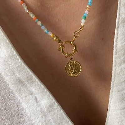 Colar de contas coloridas com medalha dourada e fecho