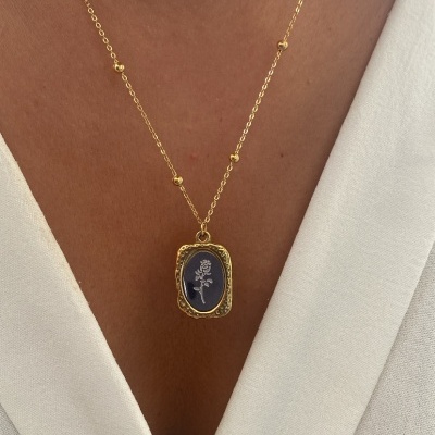 Colar dourado com pendente retangular azul e branca