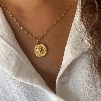 Colar dourado com pendente redondo gravado