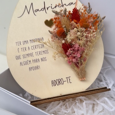 Ovo&#x20;madrinha&#x20;com&#x20;ramo&#x20;de&#x20;flores&#x20;secas