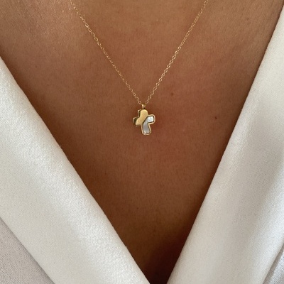 Colar dourado com cruz bicolor em pele e camisa branca