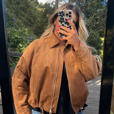 Casaco castanho claro de camurça com fecho e cordão ajustável na cintura