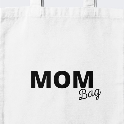 Saco branco com texto MOM Bag em preto
