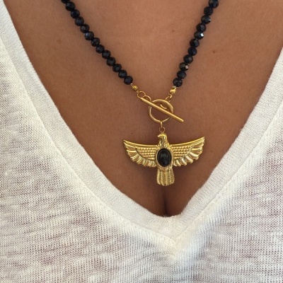 Colar com contas pretas e pendente dourado em forma de águia com pedra preta