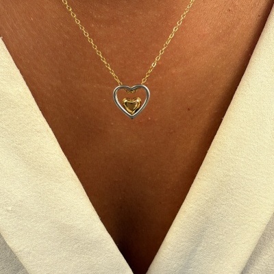 Colar com pendente de dois corações, maior prateado e menor dourado, em pele e roupa branca