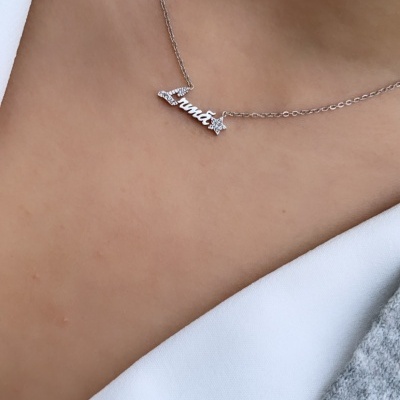 Colar de prata com pendente escrito Linda em letras cursivas