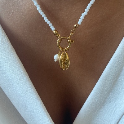 Colar com contas brancas e pendente dourado em forma de concha