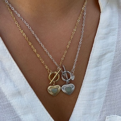 Colar&#x20;cora&#x00E7;&#x00E3;o&#x20;com&#x20;madrep&#x00E9;rola