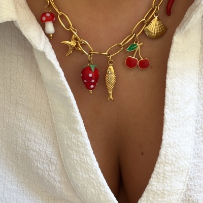 Colar dourado com pendentes coloridos em formas variadas usado com camisa branca