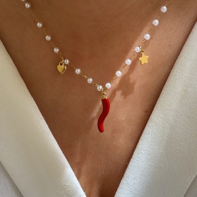 Colar de contas com pendentes dourado e vermelho