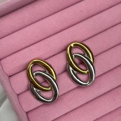 Brincos de metal dourado e prateado em caixa rosa acolchoada