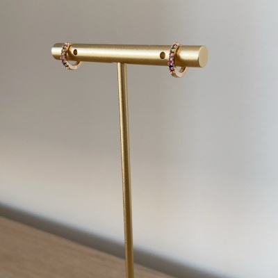 Brincos dourados com pedras coloridas em suporte metálico dourado