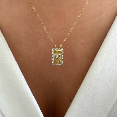 Colar dourado com pendente retangular e pedra em forma de coração