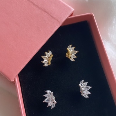 Brincos em forma de coroa em caixa rosa com interior preto