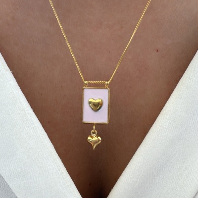 Colar dourado com pendente rosa e corações dourados
