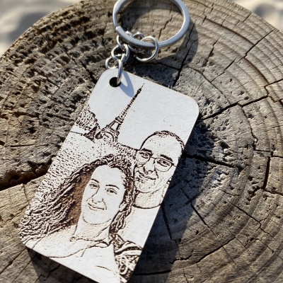 Porta-chaves retangular com imagem gravada de casal e Torre Eiffel