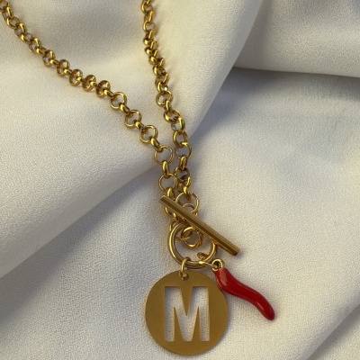 Colar dourado com pendente de letra M e pimenta vermelha