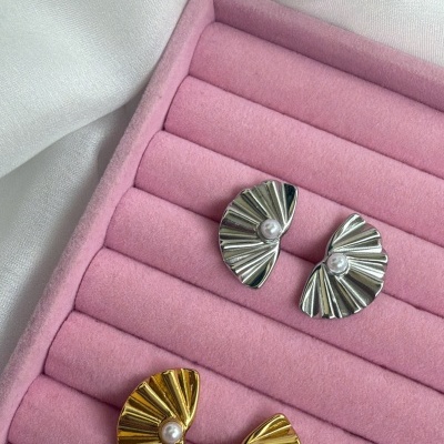 Dois pares de brincos em metal prateado e dourado com pérola, numa caixa rosa de veludo