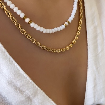 Colar duplo de contas brancas e corrente dourada com camisa branca