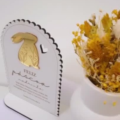 Box&#x20;feliz&#x20;P&#x00E1;scoa&#x20;com&#x20;jarra&#x20;,&#x20;flores&#x20;secas&#x20;e&#x20;base&#x20;madeira