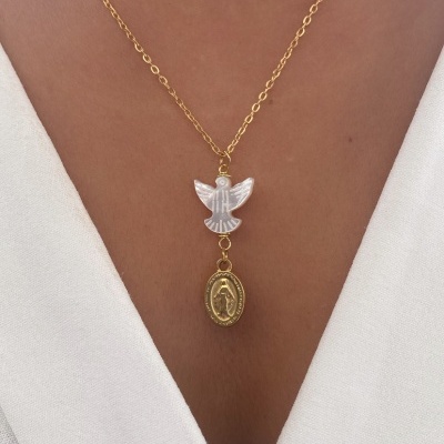 Colar dourado com pendente de pomba branca e medalha dourada religiosa