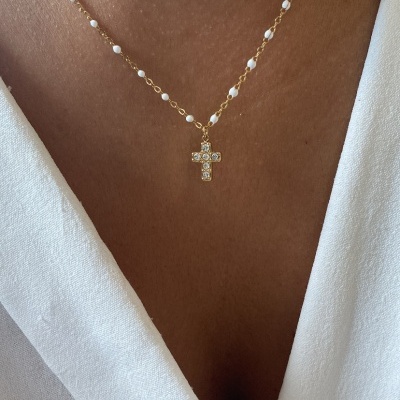 Colar dourado com pingente cruz e pérolas pequenas na corrente