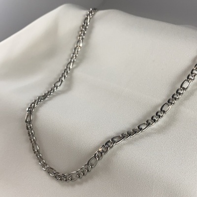 Colar prateado com elos em fundo branco