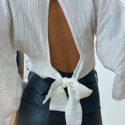 Blusa&#x20;com&#x20;la&#x00E7;o