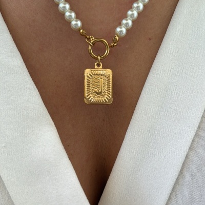 Colar de pérolas brancas com pendente dourado 'J'