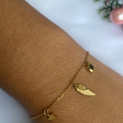 Pulseira dourada fina com pendentes em forma de estrela, asa e coração