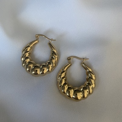 Brincos de argola dourados texturizados