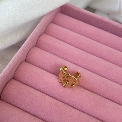 Anel dourado irregular em caixa de veludo rosa