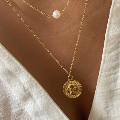 Colar duplo dourado com pérola e pendente redondo em pele com topo branco