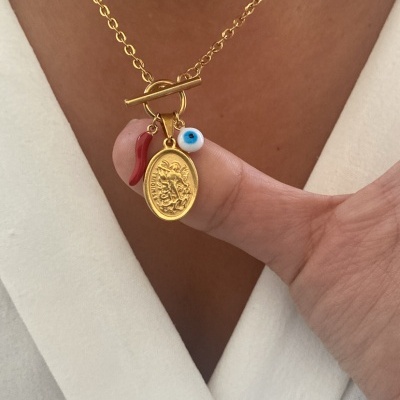 Colar dourado com pendentes de moeda, olho azul e chifre vermelho