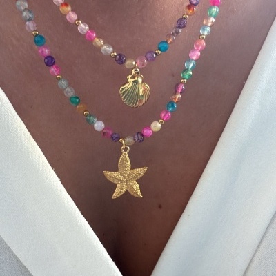 Colares com contas coloridas e pendentes dourados de estrela do mar e concha