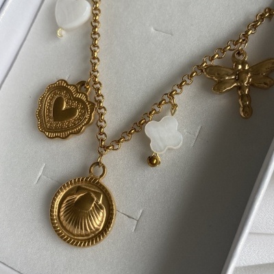 Colar dourado com vários pendentes em caixa branca