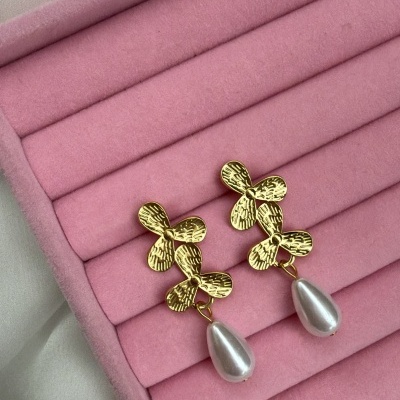 Brincos dourados com pendente pérola em estojo rosa