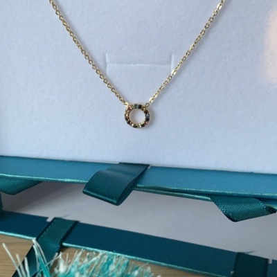 Conjunto de joalharia com pendente e brincos circulares e pedras coloridas