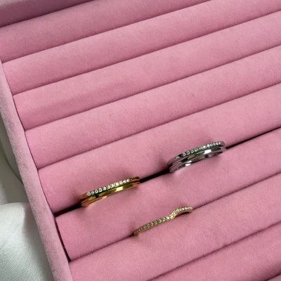 Três anéis com pedras em caixa rosa de veludo