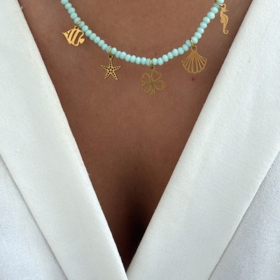 Colar com contas azuis e pendentes dourados em forma de animais marinhos e trevo